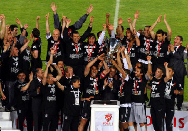 "Kupa yine Kartal'ın" 2008-09 BJK 4-2 FB    Yine İzmir Atatürk stadı, yine bir kupa finali yine Beşiktaş'ın zaferi. Türkiye Kupası'na 26 yıldır hasret kalan Fenerbahçe'nin önündeki engel yine Beşiktaş. Siyah-beyazlılar ezeli rakibine kupa yolunda bir kez daha taş koyuyor ve sahadan 4-2'lik galibiyetle ayrılıp, kupayı Avrupa yakasına götürüyordu.