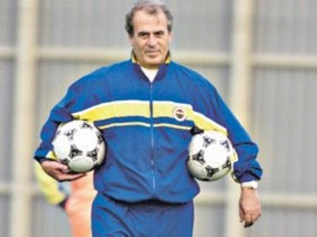 "Fener'de 6 yabancı skandalı" BJK 3-0 FB    Mustafa Denizli'nin tarihi bir skandala imza attığı, Fenerbahçe'nin hükmen yenik sayıldığı o unutulmaz maç. 2000 yılında Beşiktaş ile Fenerbahçe'nin İnönü stadındaki lig kaçında maç siyah-beyazlılar 2-0 üstünlüğüyle devam ederken Fenerbahçe'de inanılmaz bir skandal yaşanıyor. Oyuncu değişikliğine giden sarı-kanaryalar sahaya 6 yabancı sürünce herkesin ağzı açık kalıyor. Maçı 3-0 kaybeden Fenerbahçe daha sonra federasyon tarafından yeniden 3-0 hükmen mağlup kabul ediliyor.
