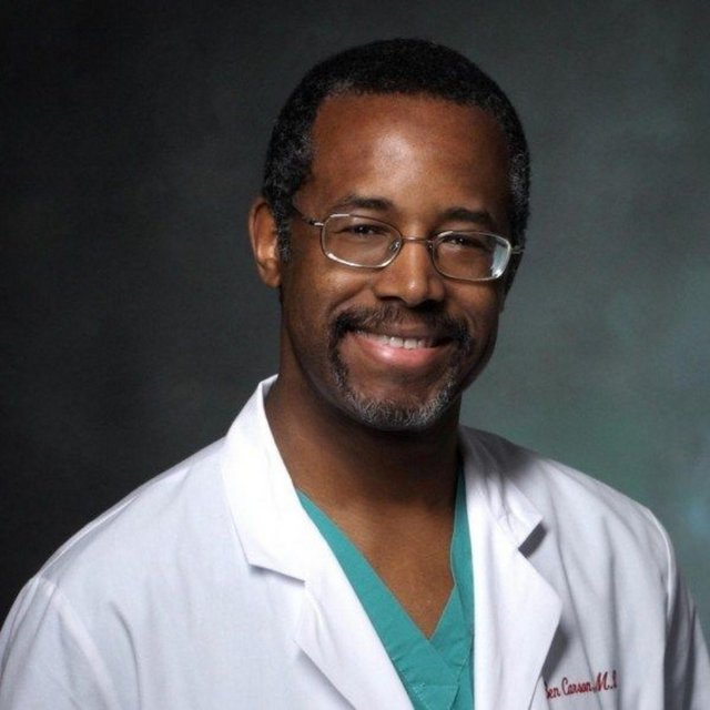 DR. BEN CARSON: 1987 yılında 70 kişilik bir ekiple 22 saat süren, kafadan yapışık siyam ikizlerini ayıran bir operasyonla dünyada bir ilke imza attı. Son derece kritik bir ameliyattı, başarısızlıkla sonuçlandı.