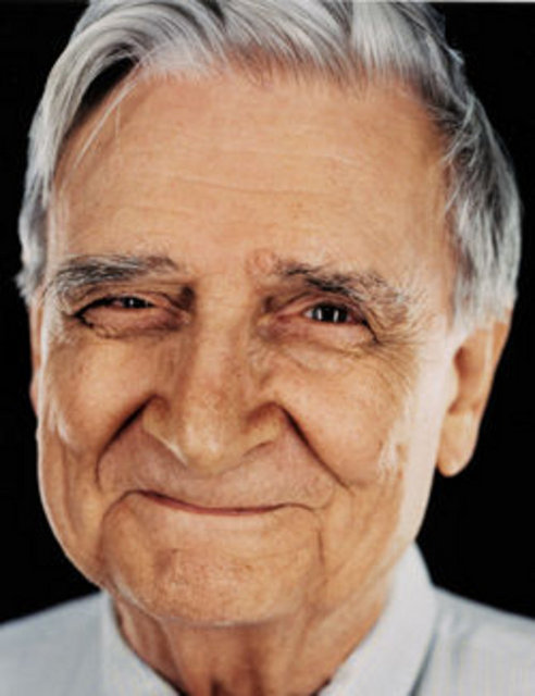 EDWARD O. WILSON: "Organizmaların sosyal davranışlarının biyolojik temelli olduğunun bilimsel incelemesi", yani sosyobiyolojinin kurucusu.