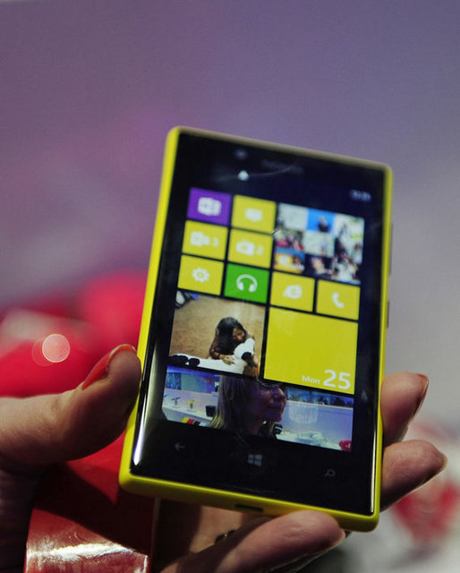 İbkandinav şirket Nokia'nın geçen yıl piyasaya sürdüğü bu modeli, toplam 217 dolara mal oluyor. Bu rakamın 209 doları donanım, 8 doları ise işçilikten oluşuyor. Cihazın en pahalı bileşeni 58 dolar ile 4.3 inç büyüklüğündeki AMOLED ekranı. Cihazın kontratsız satış fiyatı ise 449 dolar. Buna göre bir cihazdan elde edilen gelirin%1.8'i işçiliğe gidiyor. Nokia'nın Lumia 900'deki kâr marjı ise %106 seviyesinde