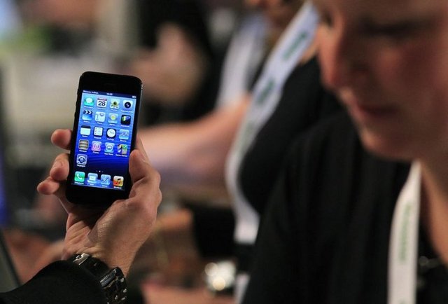 5 IPHONE 5'in 16 GB'lık modeli Apple'a 207 dolara mal oluyor. Bunun 199 dolarını donanım, 8 dolarını ise işçilik maliyeti oluşturuyor. Cihazın en pahalı kısmı 44 dolarla, 4 inç büyüklüğündeki retina ekranı. iPhone 5'in kontratsız fiyatı 649 dolardan başlarken, işçiye bu rakamın ancak %1.2'si kalıyor. Apple'ın iPhone 5'teki kâr marjı ise%213'ü buluyor.