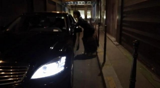 Kadın vücudunun aşağılandığını öne süren gruplar ürünü satmak için çıplak kadınların kullanıldığını öne sürdü.
