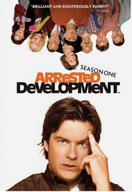 9- Arrested Development:  Dizinin konusu batan bir şirket, herşeyini kaybetmiş varlıklı bir aile ve o aileyi bir arada tutmaya çalışan oğulları Michael ile arasında geçen olaylardan oluşuyor. Dizi özellikle karakter ve çeşitlilik bakımından çok zengin öğeler barındırıyor. Hikaye anlatımı ve espriler diğer komedi dizilerine göre çok sıradışı ve absürd.