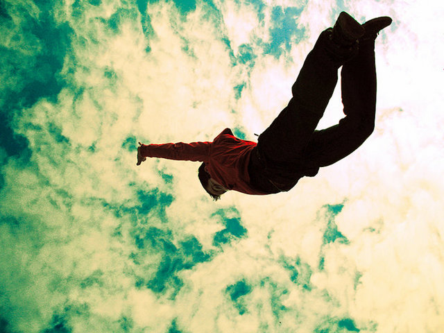 GÖĞE YÜKSELMEK: Asansörle veya başka bir şekilde göğe doğru hiç durmadan yükselme, rüyada korku hissi yaratsa da hayra yorulur. Yüksek mevkiyi işaret eder!