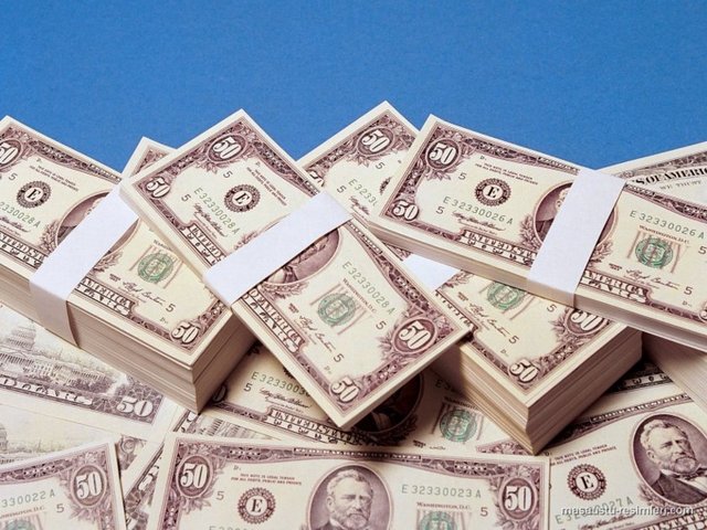 PARA GÖRMEK: Rüyada para almak veya vermek veya tomarla para görmek, parlak şans ve servete; para bulmak, şansının açılacağına, zengin olacağına işaret eder.