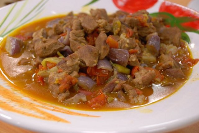 ET YEMEK: - Rüyada et yemek tek şekilde tabir edilmez. Çiğ et yemek hayırlı haberler almaya, pişmiş et yemek bolluğa ve zenginliğe kavuşmaya, kuş eti yemek ahirette nurlar içinde olmaya, tavuk eti yemek eşinden hayır görmeye yorulur.