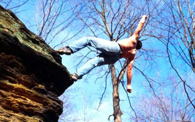YÜKSEK BİR YERDEN DÜŞMEK:Gerçek yaşamda sizi endişe ve korkuya iten bir olaya tanık olduğunuzu ya da bir durum hakkında haber aldığınızı ve bu konunun sizde bazı güvensizlik duyguları, korkular yarattığını simgeler. -  -