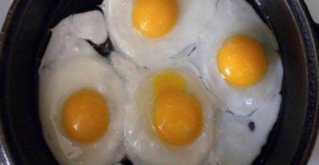 Standart yumurtanın içerisine kırmızıbiber, cherry domates, renkli sebze veya kalsiyumdan zengin az yağlı peynirlerden ekleyerek yemeği çok daha faydalı hale getirebilirsiniz.