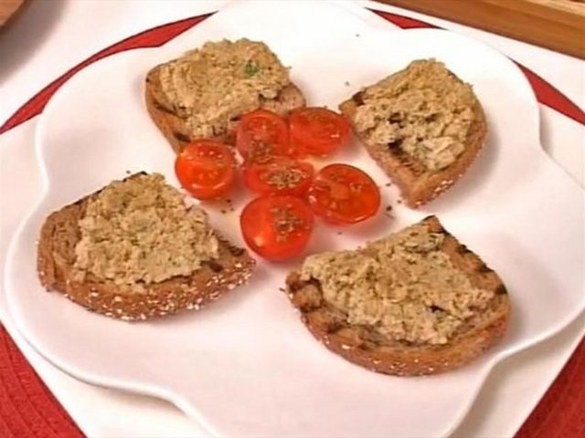 Teriyaki sosla kaplayıp çocuk dostu bir somon yapabilirsiniz veya limon ve sarımsak sosu ile birlikte makarnanın içerisine kuş başı somon katmayı deneyebilirsiniz.