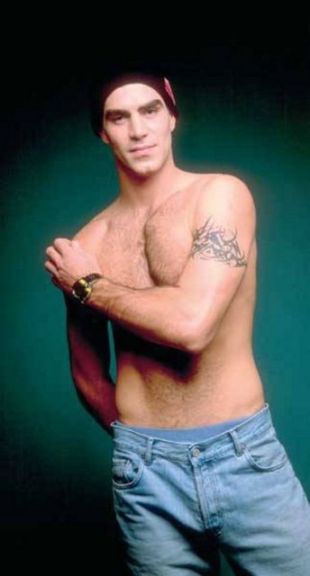 Bir dönem Neşe Erberk'in ajansına bağlı olarak mankenlik yapan Bozok, 2002 yılında Çağla Şikel'le yaşadığı ilişkiyle adını duyurmuştu -