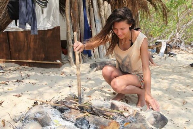 Survivor'da adaya ilk veda eden yarışmacı Emel de ünlü çıktı.