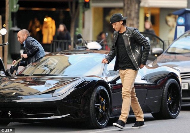Mesut Özil Ferrari 458