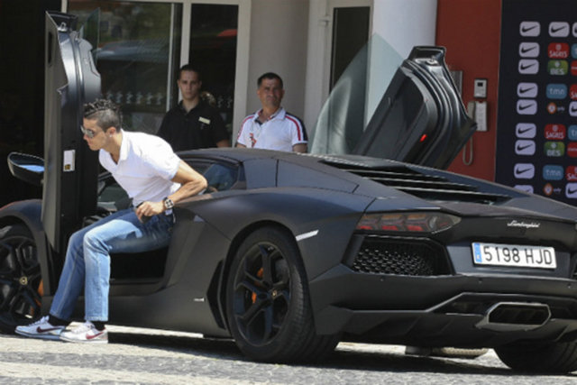 RONALDO - LAMBORGHİNİ AVENTADOR