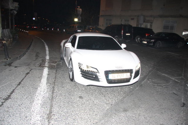 DİĞER YILDIZLARIN OTOMOBİLLERİ  ALPER POTUK - AUDİ R8