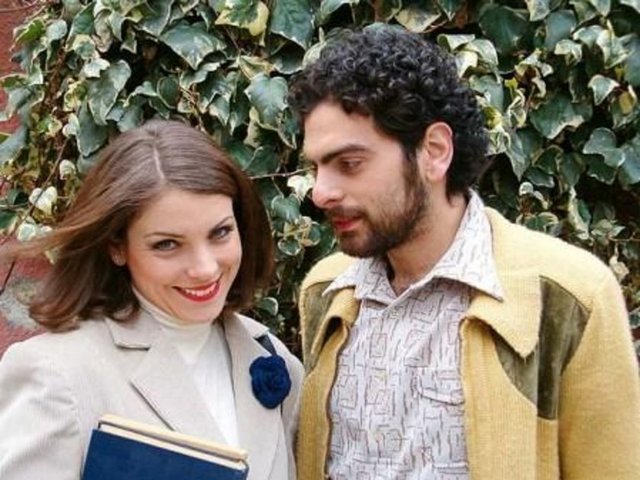 Yurdanur - Özge Özberk - ÇEMBERİMDE GÜL OYA -  - Özge Özberk yetmişli yılların Türkiye'sini konu alan Çemberimde Gül Oya  -  - dizisinde Yurdanur karakterinin gençliğini canlandırdı... -