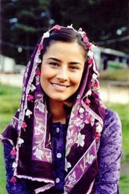 Nazar - Özlem Conker - KINALI KAR -  - 'Kınalı Kar' dizisindeki Nazar karakteriyle etkileyici bir performans  -  - sergileyen Özlem Conker, canlandırdığı karakteri adeta efsaneleştirdi... -