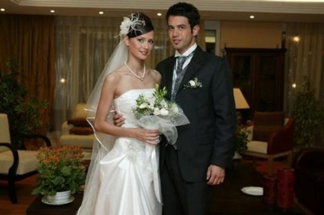 Sarp - Keremcem - AŞK OYUNU -  - Keremcem 'Aşk Oyunu' dizisinde 'Sarp' karakterini canlandırdıktan sonra birden  -  - üne kavuştu. Tıpkı dizideki rol arkadaşı Yasemin Ergene gibi... -