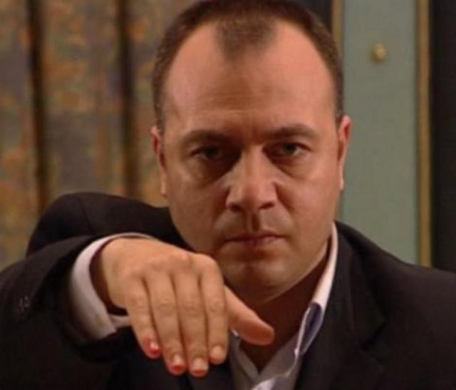 Çakır - Oktay Kaynarca - KURTLAR VADİSİ -  - Oktay Kaynarca'nın canlandırdığı 'Çakır' karakteri diziye erken veda etse de  -  - unutulmayan karakterlerin başında geliyor. Öyle ki dizide ki ölüm sahnesinden  -  - sonra gıyabında cenaze namazı bile kılınmıştı... -