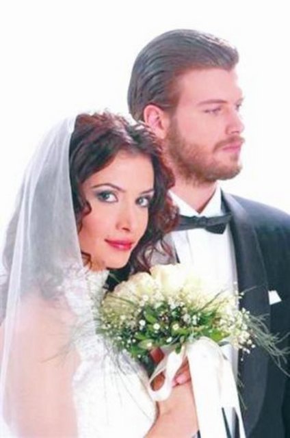 Gümüş - Songül Öden - GÜMÜŞ -  - Songül Öden, başrolünü Kıvanç Tatlıtuğ ile paylaştığı Gümüş dizisinde başarılı  -  - bir performans sergiledi. O kadar ki canlandırdığı gümüş karakterini Türk  -  - izleyicisinin yanı sıra tüm Orta Doğu'ya sevdirdi...