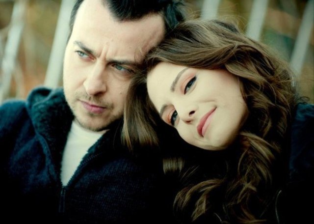 Leyla ile Mecnun   - Leyla   - Dizide trafik kazası geçirerek ölen Leyla karakterini Ezgi Asaroğlu canlandırdı.  -