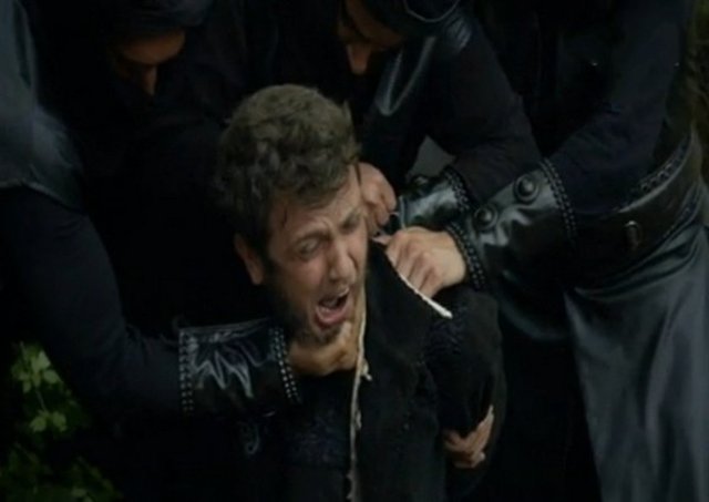 Muhteşem Yüzyıl   - Şehzade Beyazıd   - Dizide kardeşi Sarı Selim tarafından oğullarıyla birlikte boğularak öldürülen karakteri Aras Bulut İğnemli canlandırdı.  -