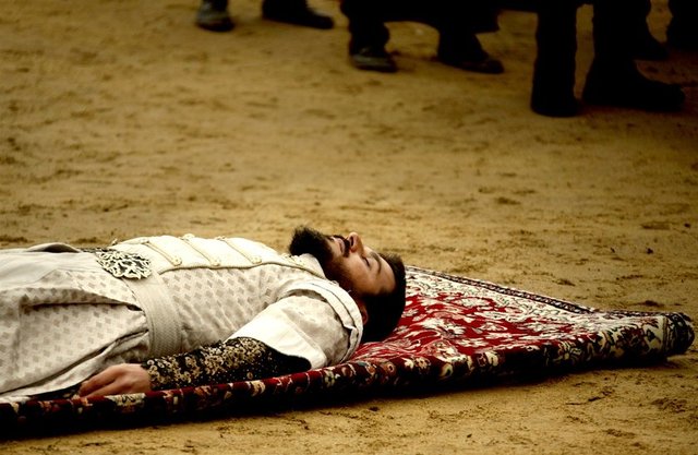Muhteşem Yüzyıl   - Şehzade Mustafa   - Dizide sağır ve dilsiz cellâtlar tarafından ipek urganla boğularak öldürülen Mehmet Günsur'un canlandırdığı karakter.  -