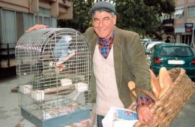 Cafer - Ercan Yazgan - BİZİMKİLER -  - Bir zamanlar en çok izlenen diziler arasında yer alan 'Bizimkiler'in kapıcısı  -  - Cafer en çok sevilen dizi karakterleri arasında...