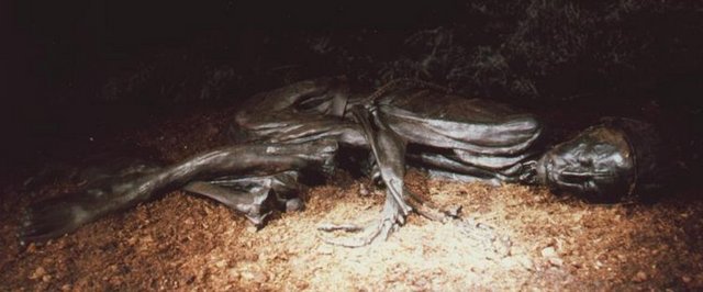 Bataklıktaki mezarından şapka ve belindeki kemeriyle çıkarılan bedenin, 40 yaşlarında 1.61 cm boyunda, saç ve sakal tıraşını ihmal etmeyen ve onu öldürenlerin düşmanı olmayan bir kişiye ait olduğu sanılıyor.