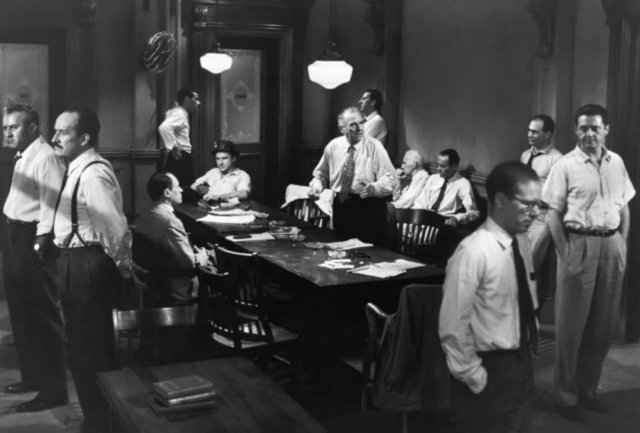 12 Kızgın Adam Bir hiç olmak çok üzücüdür beyler. İnsanlar hep aranmak ister, dinlenmek ister, hayatta bir kez de olsa önemli olmak ister.