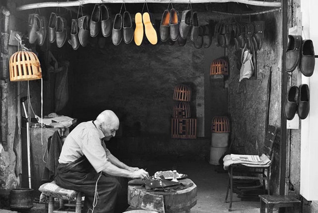 Pabucu dama atıldı "His shoe has been thrown onto the roof"