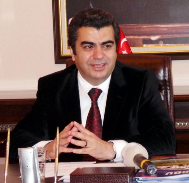 Belli günlerde telefonla bizzat Mal Müdürlüğü'nü arayan Vali Düzgün, telefonlara bakılmadığını belirleyince Ulubey Kaymakamlığı'na yazı göndererek 8 personel hakkında inceleme başlattırdı.