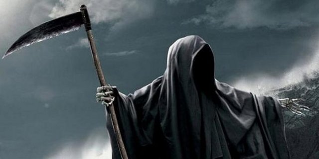 Hipotermi'den ölüm 1998'de bir Fransız oldukça karmaşık bi intihar girişiminde bulundu. Bir deniz kıyısında yüksek bir yamacın tepesine çıkıp boynuna bir ip bağladı, ipi de büyük bir kayaya bağladı. Sonra zehir içti ve kendini ateşe verdi. Uçurumdan atlarken de tabancayla kafasına ateş etti! Ama devamı daha ilginç. Çünkü kurşun onu ıskalayıp ipi kesti, böylece adam suya düştügünde asılı kalmadı. Soguk su yanan elbiselerini söndürmekle kalmadı aynı zamanda onu şoka sokarak yuttugu zehri kusmasını sagladı. Sudan bi balıkçı tarafından çıkarılıp hastaneye götürülen adam orada hipotermi (vücut ısısının aşırı düşmesi)den dolayı öldü...