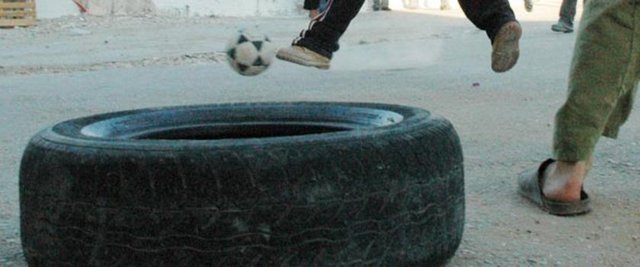 Mayınla futbol Kamboçya'da iki asker, patlamamış mayınla futbol oynamaya kalkınca yaşamlarını kaybettiler. Olayı ilginç kılan bir başka nokta, parçalanarak can veren iki askerin, Kamboçya ordusunun en iyi mayın uzmanları olmalarıydı...