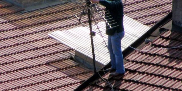 Anten Kurbanları Her yıl, çatıya çıkıp anteni değiştirenlerden bin 800 kişi can veriyor. Çatıdan düşen ama ölmeyenlerin sayısı da 2 bin civarında.