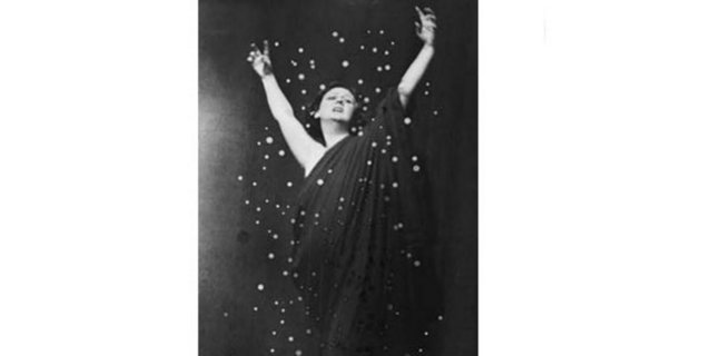 Eşarp ölümü "Moder dansın annesi" sayılan Isadora Duncan 1927 de eşarp yüzünden öldü. Eşarp takmayı çok severdi.