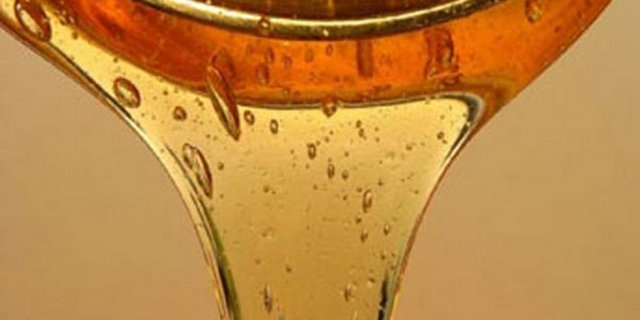 Melas öldürdü Bu tuhaf olayda sadece tek bir kişi değil, tam 21 kişi öldü. 1919 yılının ocak ayında, 2.5 milyon galon melas taşıyan büyük tank, North End şehri yakınlarında patladı.Melas, şeker fabrikalarında şeker pancarı ve şeker kamışı üretiminde fabrikasyona geri alınamayan son şuruptur. Alkol, maya ve yem sanayisinde temel hammadde olarak bu madde yapışkan ve pekmez rengindedir. Kimse patlamaya neyin sebep olduğundan emin değildi. Ama biliyoruz ki bu patlama ile etrafa saçılan yapışkan madde, insanları devirip içine çekerek kalın ve kahverengi bir sıvı içerisinde boğulmalarına neden oldu. Geride kalan pisliği temizlemek ise tam bir ay sürdü. Şanssız şehir sakinleri, hala bazı sıcak yaz günlerinde melas kokusunu aldıklarını belirtiyor.