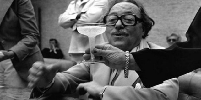 Şişe kapağı ile ölüm Amerikalı oyun yazarı Tennessee Williams 1983 de otel odasında şişe kapağıyla boğulmuş olarak bulundu. Bulunduğunda çok sarhoştu.