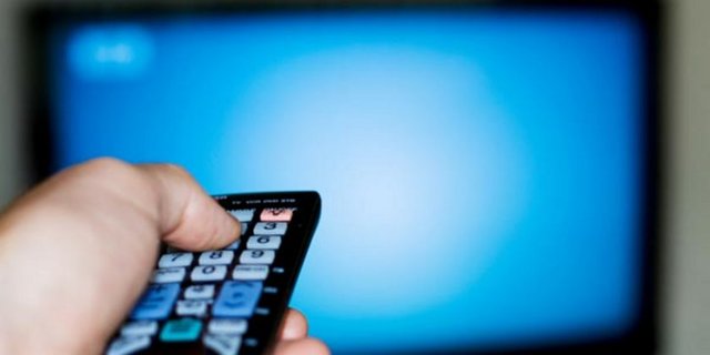 TV Kurbanı 1975'de İngiliz bir çift televizyonda en sevdikleri programı izlerken erkek yarım saat süren bir gülme krizi sonucu kalp krizi geçirerek öldü. Eşi, cenazeden sonra programın yapımcılarına bir mektup yazarak, kocasını hayatının son dakikalarında bu kadar mutlu ettikleri için teşekkür etti...