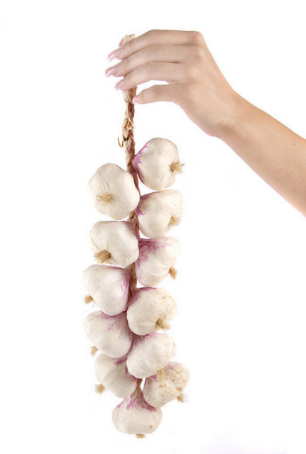 Sarmısak kürünü deneyebilirsiniz... İşte tarifi: 2 litre taze sıkılmış limon suyunun içine 20-25 adet iri diş sarmısağı patlatarak veya hafifçe ezerek ama iyice dövmeden atın, tümünü cam bir kavanoza koyun. Etrafını ışık görmeyecek şekilde sarın ve her gün 1-2 kez başaşağı çalkalayıp tekrar serince bir yerde saklamaya devam edin. En az 20 gün en çok 40 gün sonra artık hazırdır ve içerisindeki sarmısakların az çok erimiş olması gerekir.