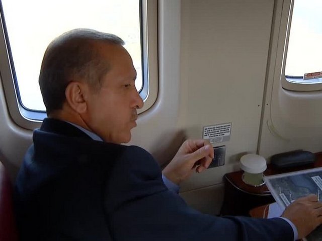 İstanbul'dan helikopterle Altınova'ya gelen Başbakan Erdoğan, proje kapsamında yapılan viyadük, tünel ve inşaat çalışmaları ile şantiye alanlarını havadan da inceledi.