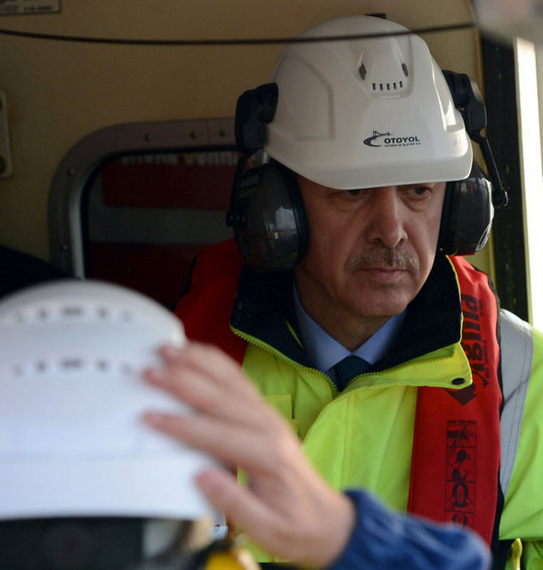 Üzerinde can yeleği bulunan özel bir elbise giyen ve kask takan Başbakan, platformdan yapılan çakma işlemleri sırasında çıkan sesten etkilenmemek için de kulaklık taktı.