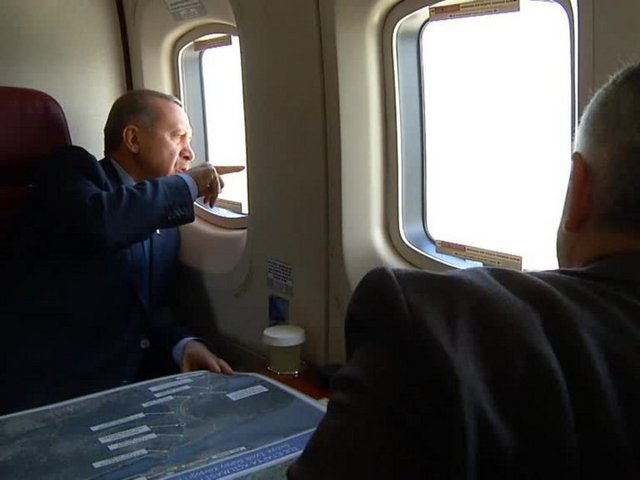 Başbakan Recep Tayyip Erdoğan, İzmit Körfez Gecişi Asma Köprüsü Projesininin köprü ayağı çakma işlemlerini gemiden ve havadan inceledi.