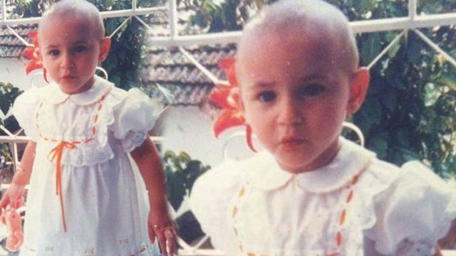 Ünlü oyuncu yayınladığı fotoğrafa, "O mahallenin bıçkın delikanlısı duruşum, kolumdaki altın bilezik, elimdeki bebeğin içler acısı hali, küçük bir kız çocuğunda olmaması gereken büyüklükteki kürek ellerim, top kafam.. Ve annem hala "Ama çok güzeldin!" diye ısrar ediyor canım benim!" notunu düştü.