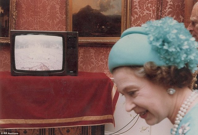 1981 yılında evlenen çifti düğünde görebilmek için 60 bin kişi Londra sokaklarına döküldü...  -