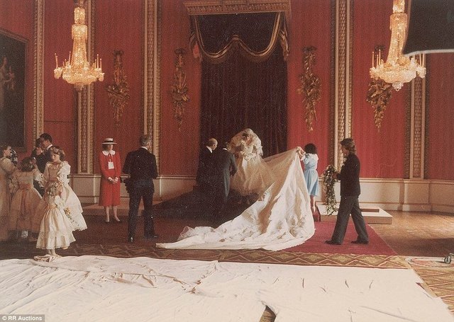Prenses Diana ve Prens Charles'ın  daha önce hiç görülmemiş düğün fotoğrafları ortaya çıktı. -