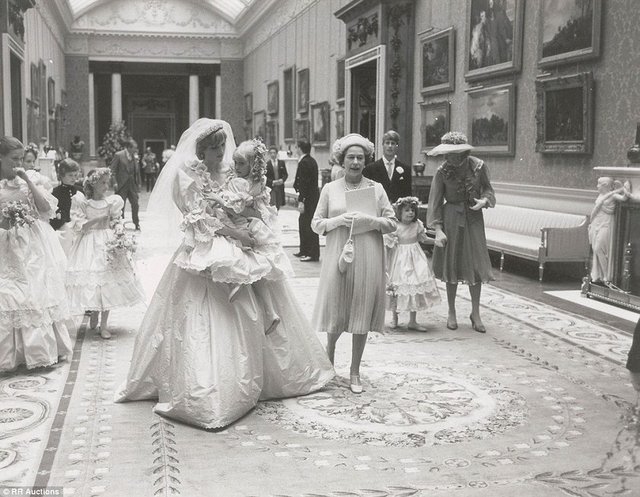 Prenses Diana ve Prens Charles'ın  daha önce hiç görülmemiş düğün fotoğrafları ortaya çıktı. -