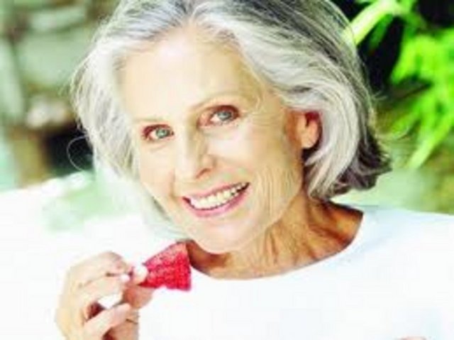 Oysa biz yaşlandıkça köşemize çekiliyoruz, bu çok yanlış.