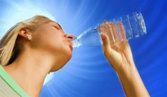 Her gün azar azar yudum yudum 2.5 litre su tüketilecek. En önemli kriter, idrar rengi, açık limonata renginde olacak. Öyle değilse vücuda yeterli su girmiyordur.