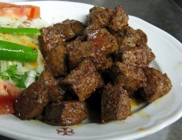 Sakatatlardan hepsini yiyebilirsiniz. Karaciğer de buna dâhil. Şişman hanımlar, 'Dizlerimde kıkırdak kalmadı' diyor. Sen protein yemezsen tabii ki dizin gider, sağlıklı protein, sağlıklı yağ, yumurta, tereyağı, saf zeytinyağı yemezsen kilo veremezsin.